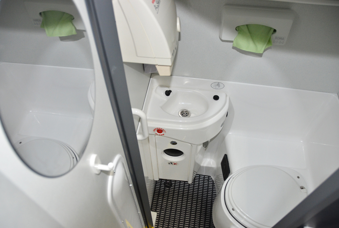 London 70-seater luxury motor coach bus toilet